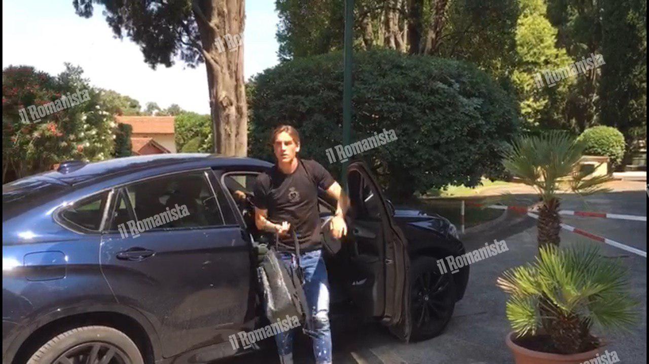 Nicolò Zaniolo al suo arrivo a Villa Stuart