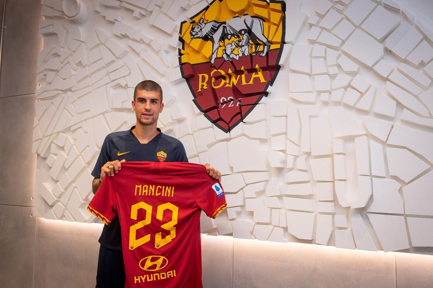 Gianluca Mancini posa con la maglia della Roma, di LaPresse