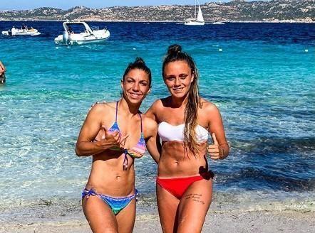 Annamaria Serturini insieme al capitano della Roma Femminile, Elisa Bartoli, sull'isola di Spargi