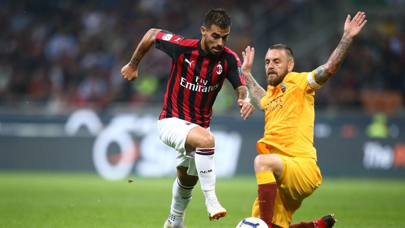 Suso contrastato da De Rossi durante Milan-Roma, di LaPresse