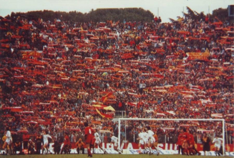 La splendida sciarpata inscenata da un’ineguagliabile Curva Sud nel corso di Roma-Bayern del 1985