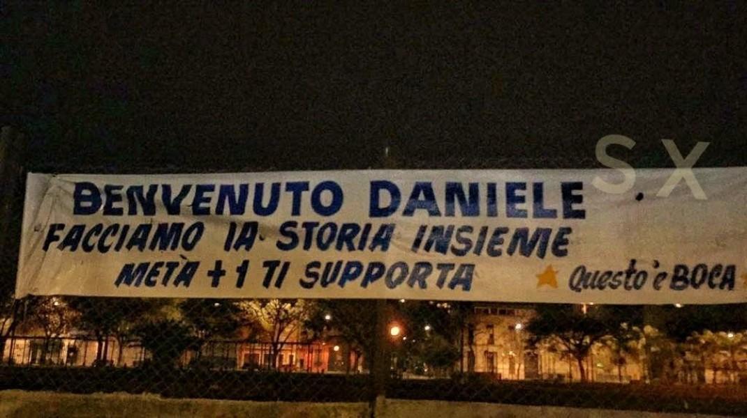 Lo striscione dedicato a De Rossi (@sangrexeneize)