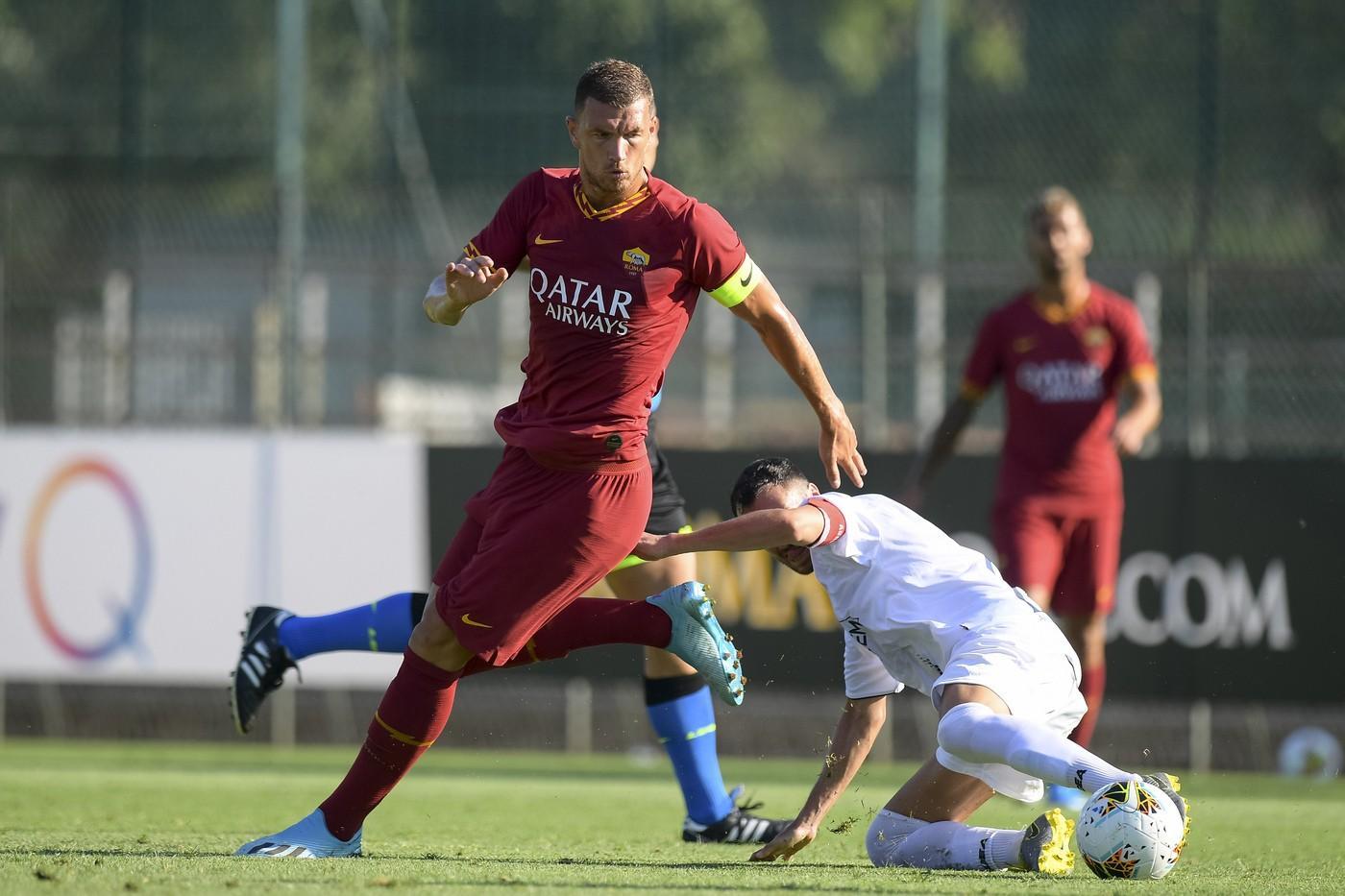 Edin Dzeko in campo a Trigoria, di LaPresse