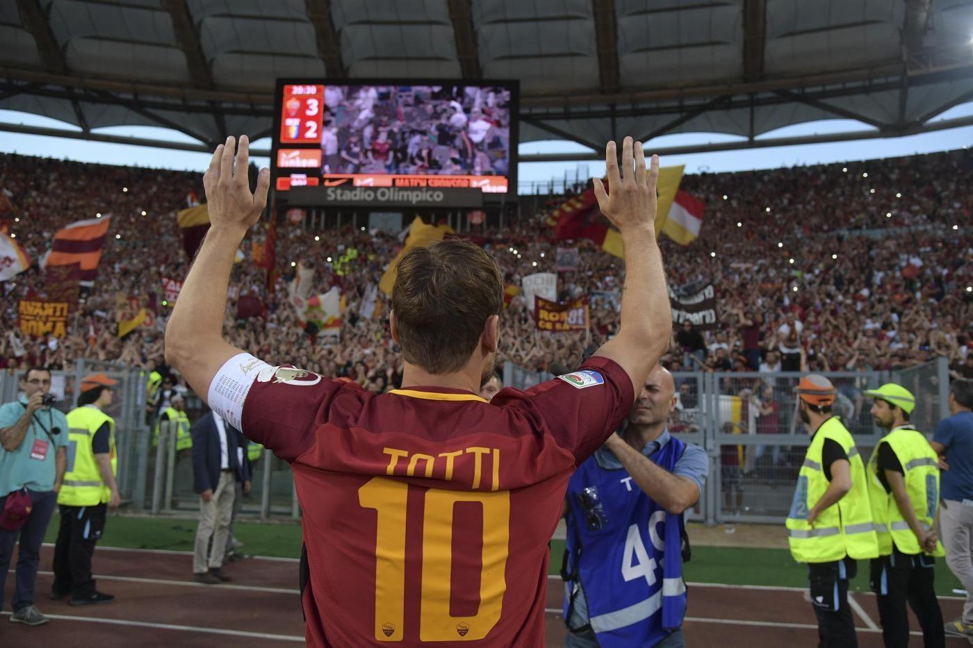 Francesco Totti saluta la Curva Sud nel giorno del suo addio al calcio, avvenuto il 28 maggio 2017 in Roma-Genoa, di LaPresse