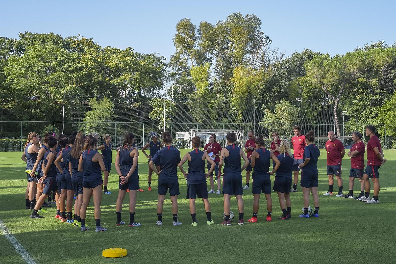 Le ragazze giallorosse ascoltano Betty Bavagnoli in uno degli allenamenti al Giulio Onesti, di LaPresse