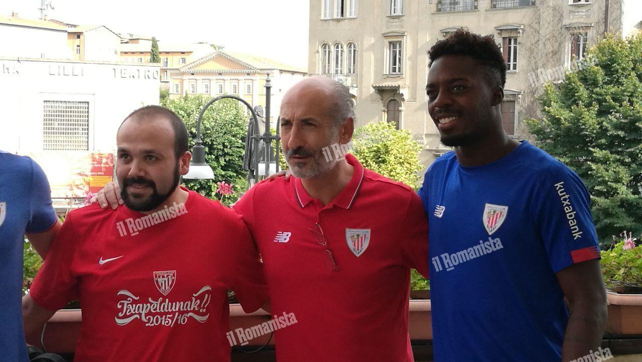 Elizegi con Iñaki Williams e un membro del gruppo \