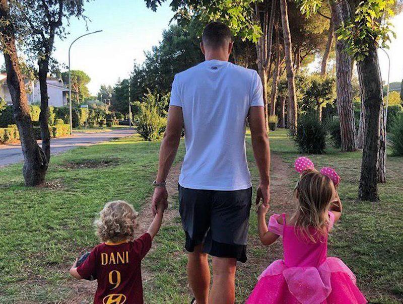 Edin Dzeko in compagnia dei suoi figli