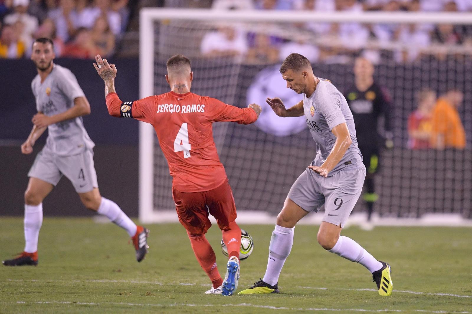 Sergio Ramos a contrasto con Dzeko nella scorsa International Champions Cup, di LaPresse