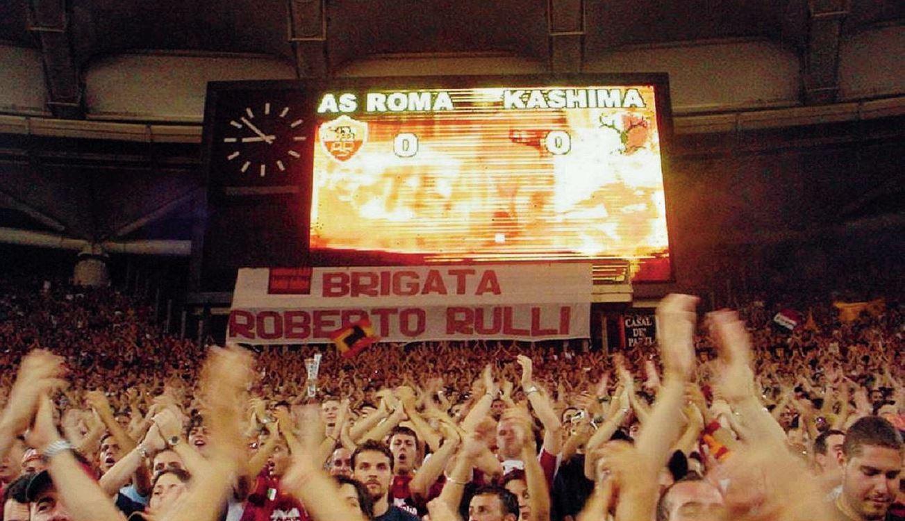 Un'immagine della Curva Sud durante Roma-Kashima Antlers del 24 agosto 2002