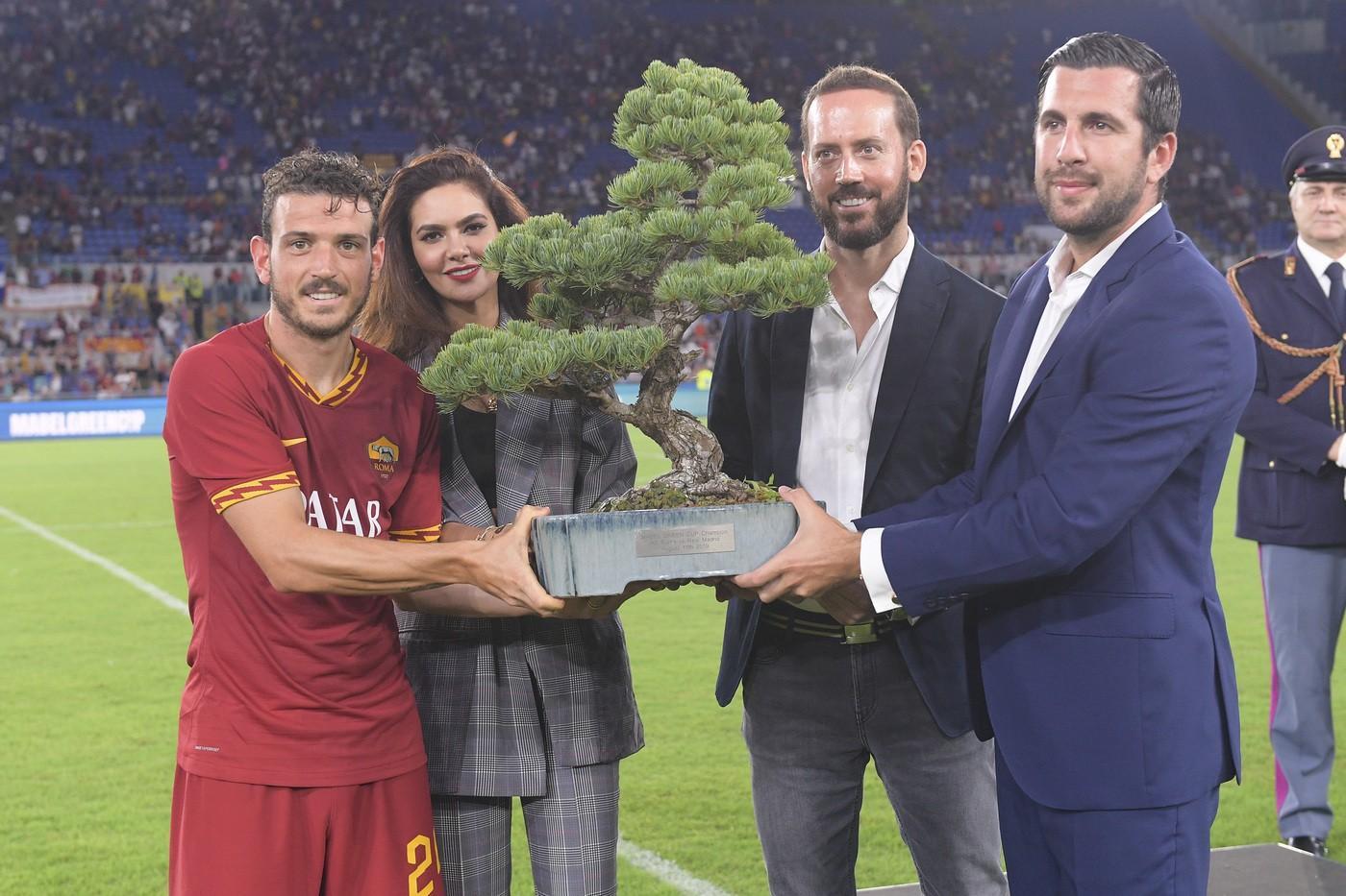 Florenzi con la Mabel Green Cup, di LaPresse