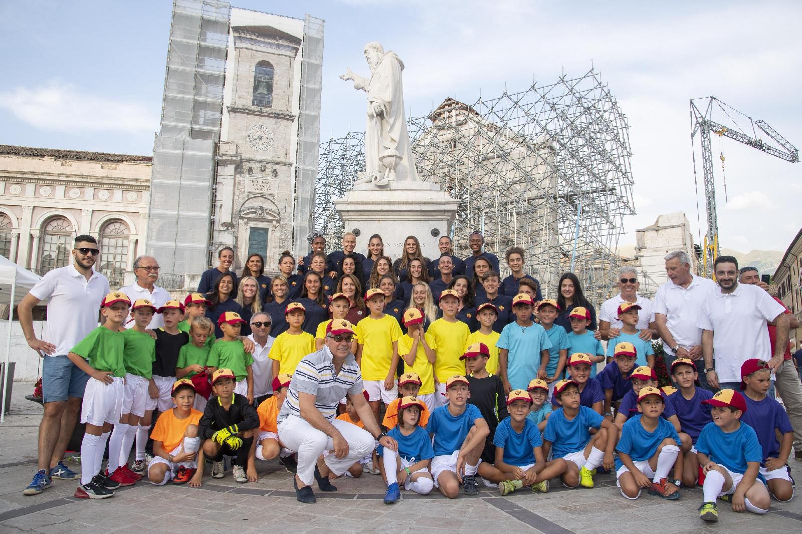 Le giallorosse a Norcia con i bambini del torneo che hanno inaugurato, di LaPresse