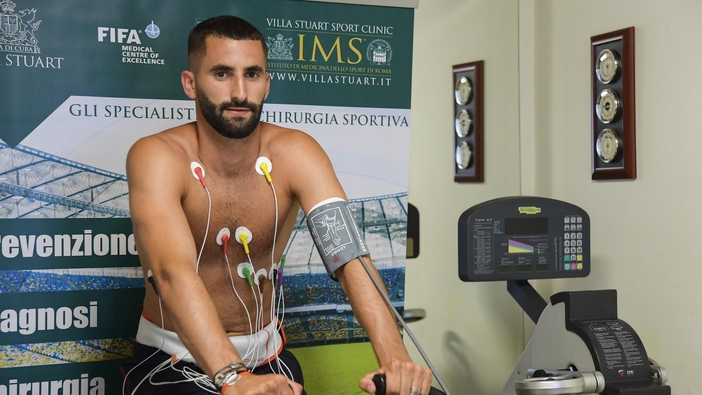 Maxime Gonalons durante le visite mediche, di LaPresse