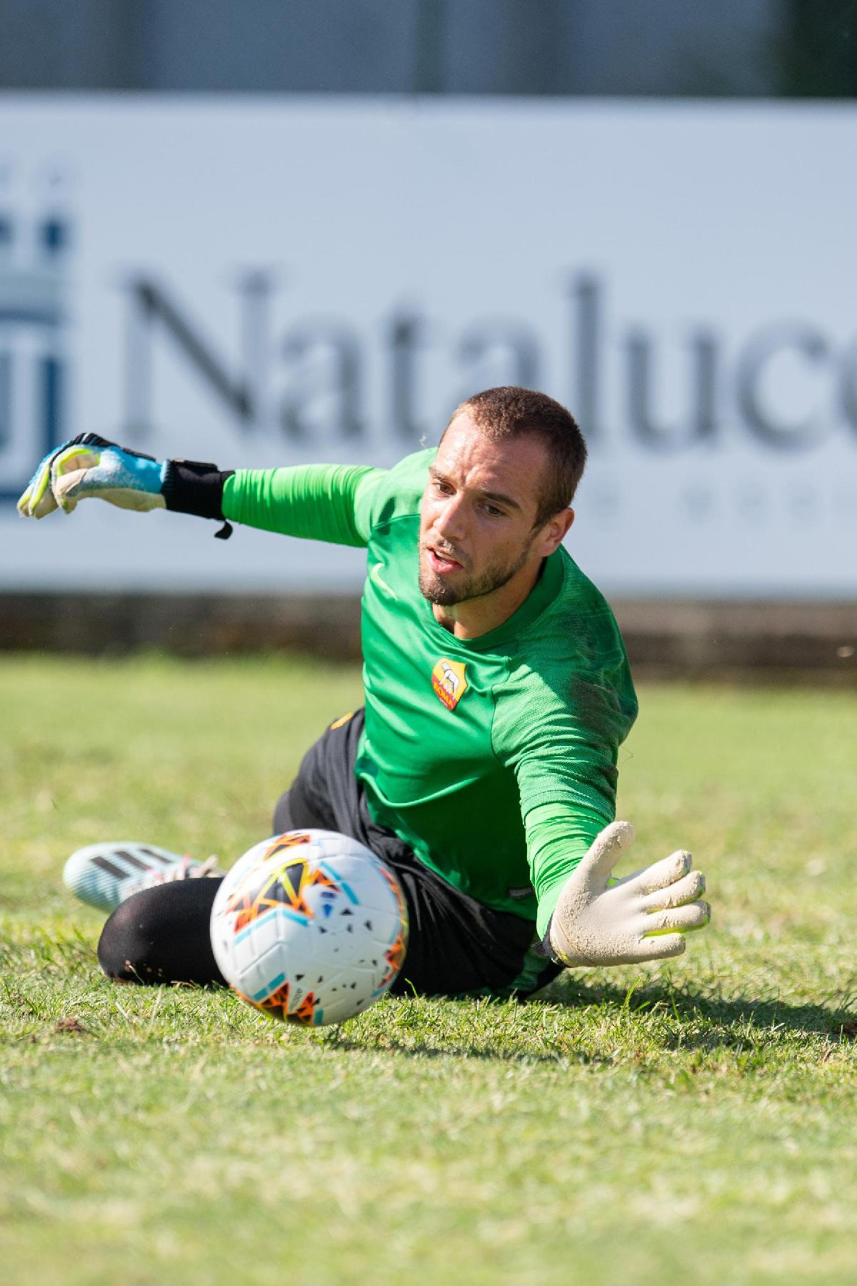 Pau Lopez in tuffo, di LaPresse