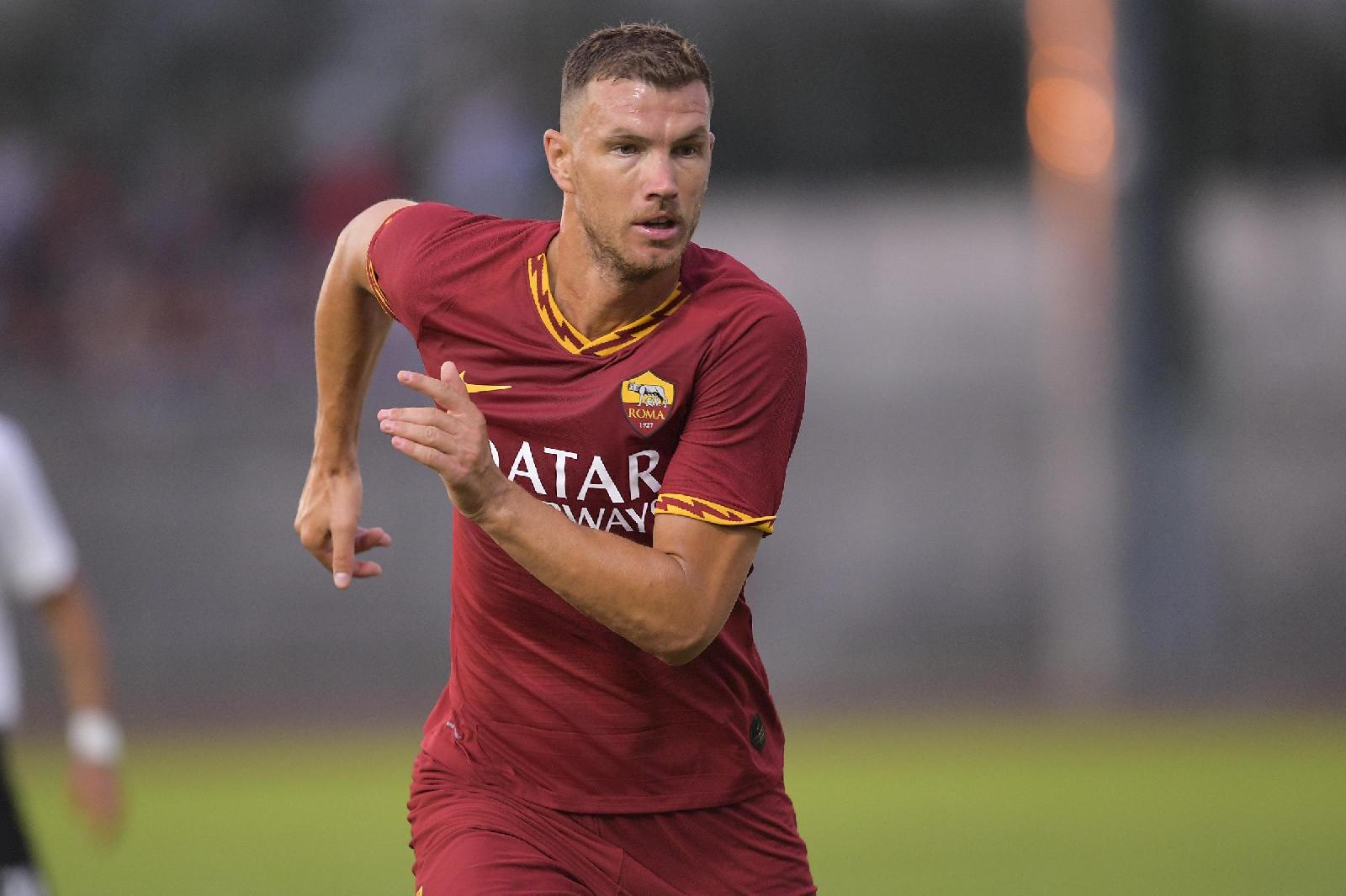 Edin Dzeko in campo contro l'Arezzo, di LaPresse