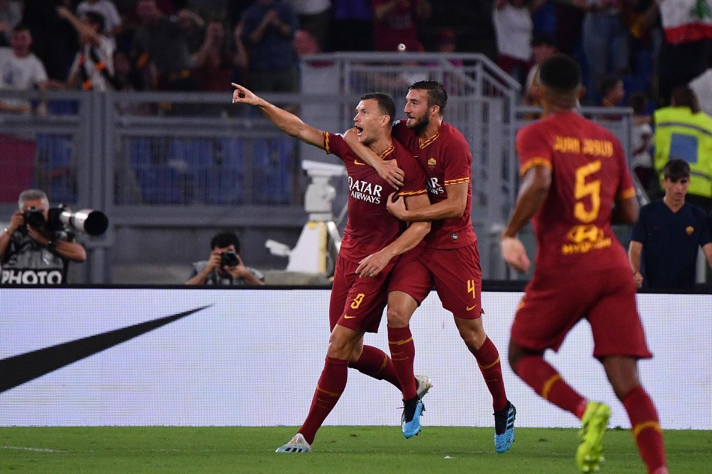 Cristante abbraccia Dzeko, autore del momentaneo 2-1 giallorosso, di LaPresse