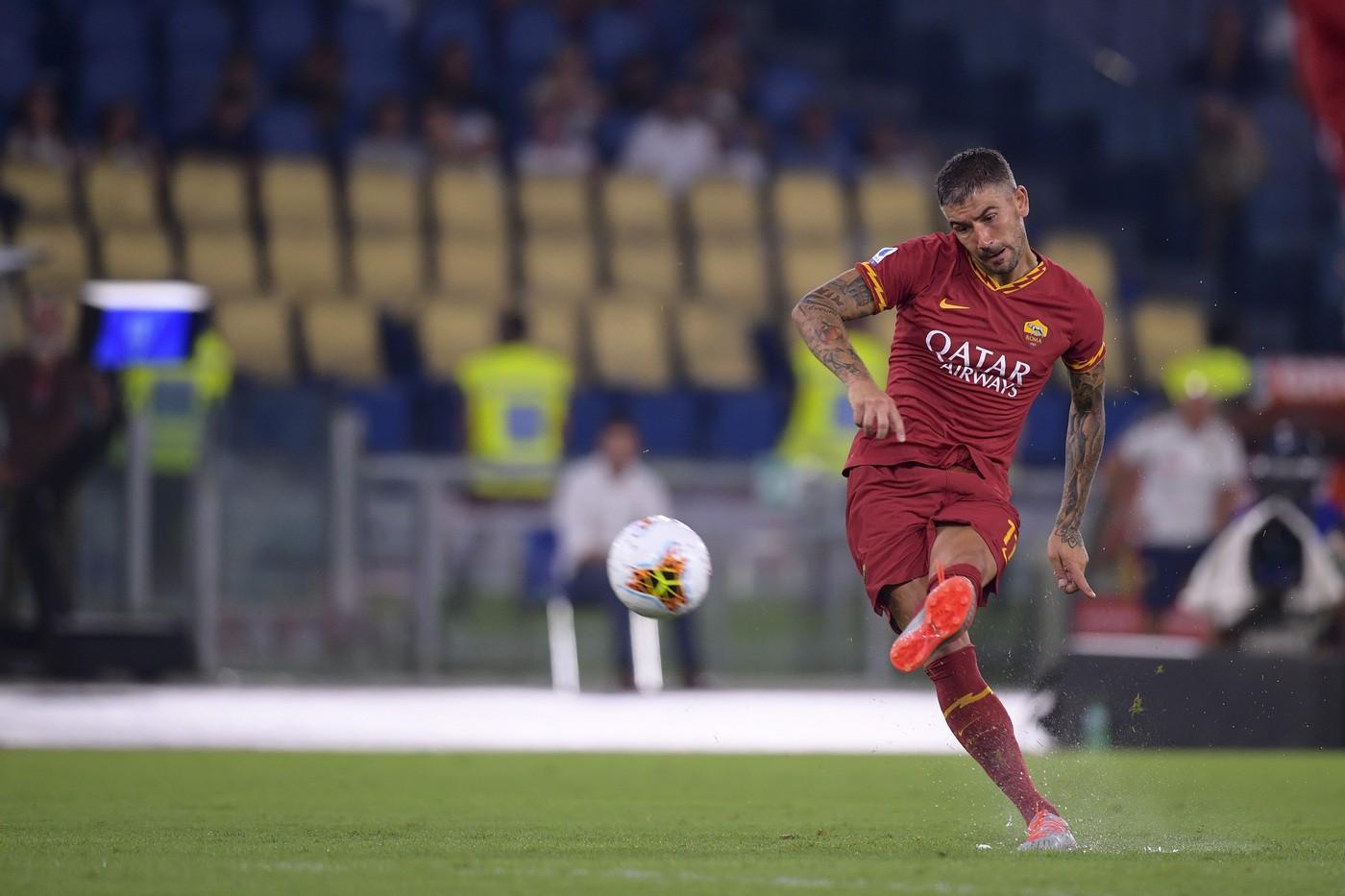 Kolarov calcia la punizione per il 3-2 della Roma, di LaPresse