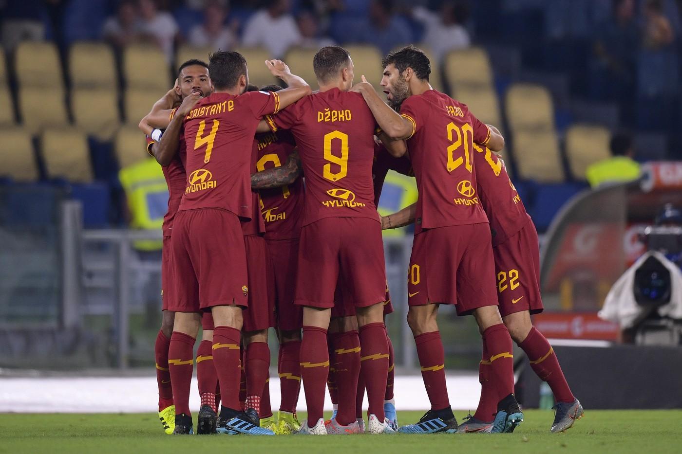 Il gruppo festeggia il terzo gol dei giallorossi, di LaPresse