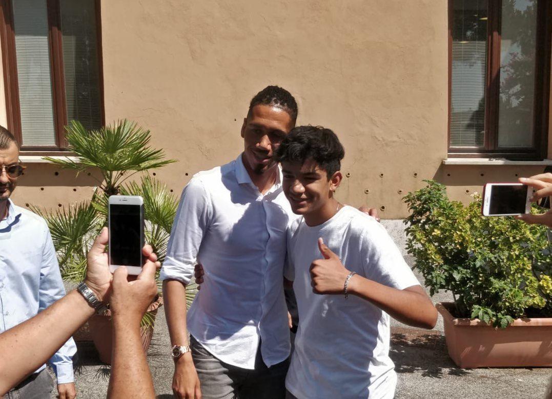 Smalling in compagnia di un giovane tifoso per una foto