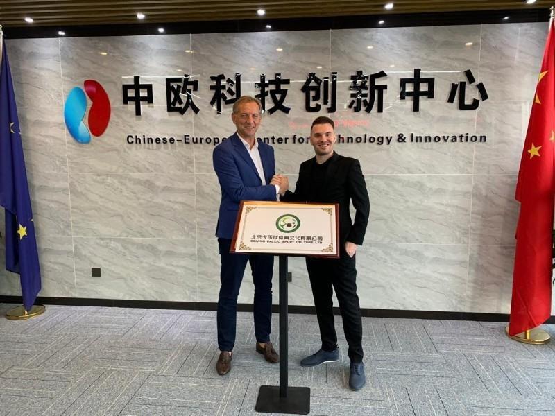 Amedeo Mangone con Daniele D'Eustacchio della Beijing Calcio Sports & Culture Ltd