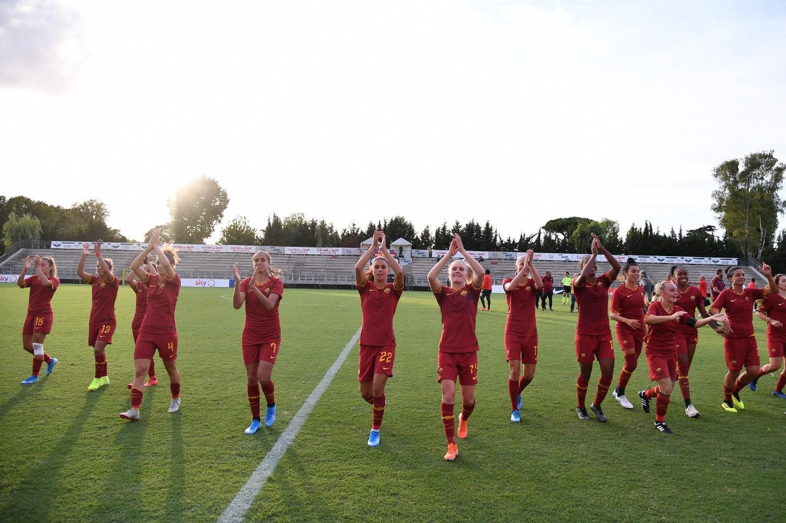 La squadra giallorossa ringrazia i tifosi dopo la partita, di LaPresse