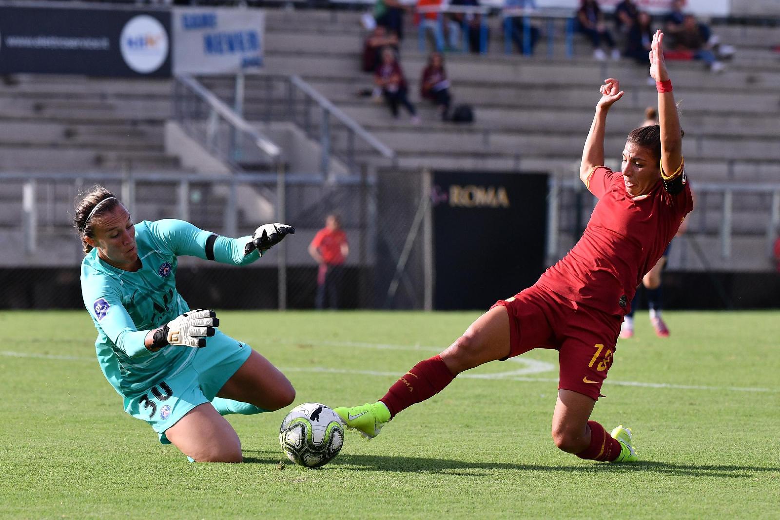 Elisa Bartoli in campo contro il Psg, di LaPresse