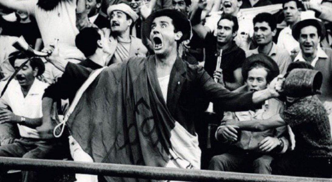 Una scena del film “I mostri” di Dino Risi, con Vittorio Gassman tifoso romanista