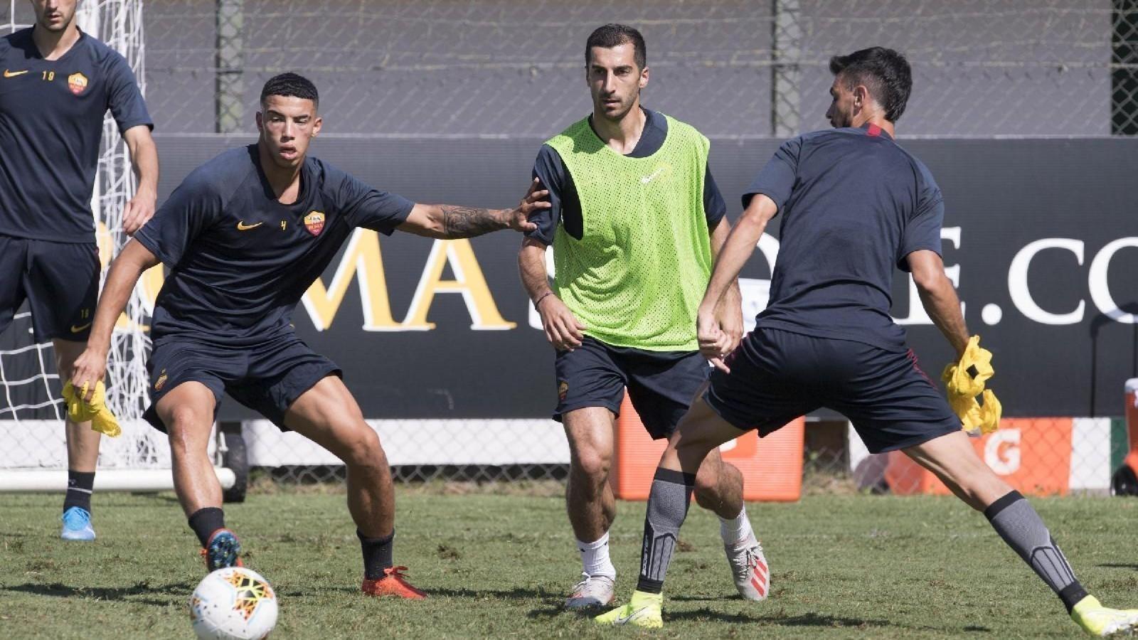 Mkhitaryan tra Bouah e Pastore in allenamento, di LaPresse