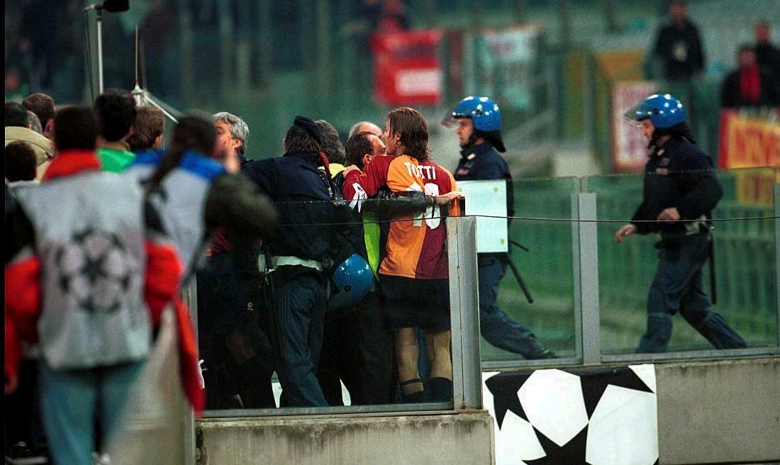 La rissa scoppiata al termine della sfida di Champions League tra Roma e Galatasaray nel 2002, di LaPresse