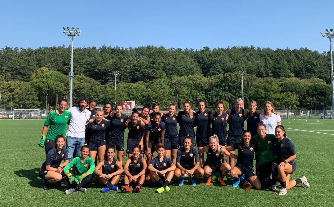 La squadra giallorossa insieme a Tommasi e Katia Serra (Foto Twitter Aic)