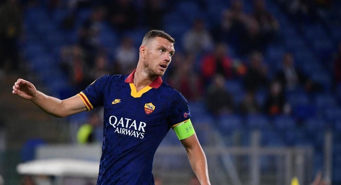 Edin Dzeko con la fascia da capitano, di LaPresse