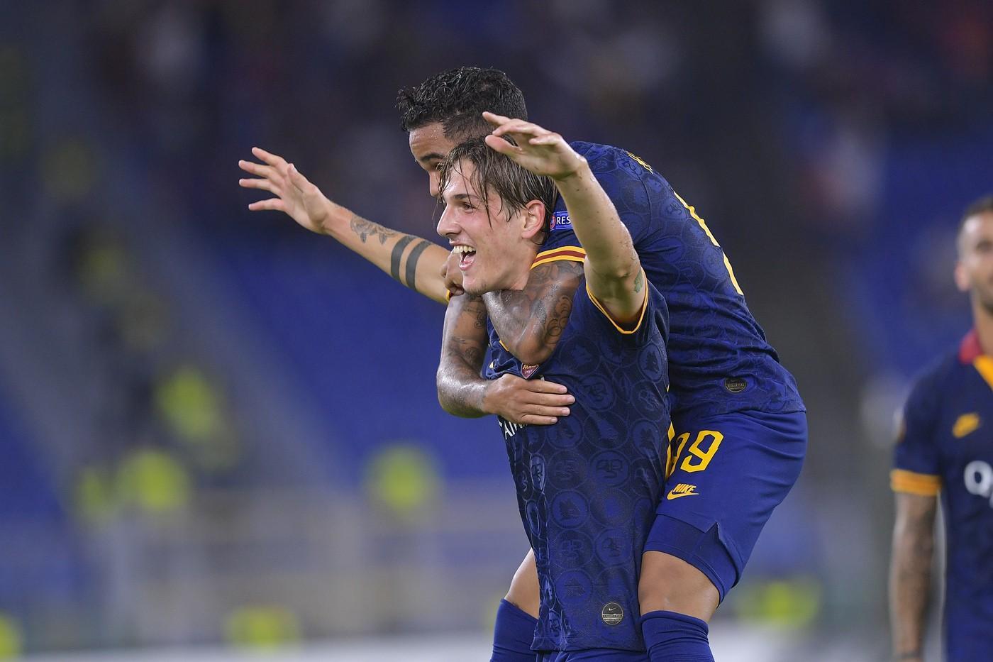 Nicolò Zaniolo abbracciato da Justin Kluivert dopo il gol di ieri sera contro il Basaksehir, di LaPresse