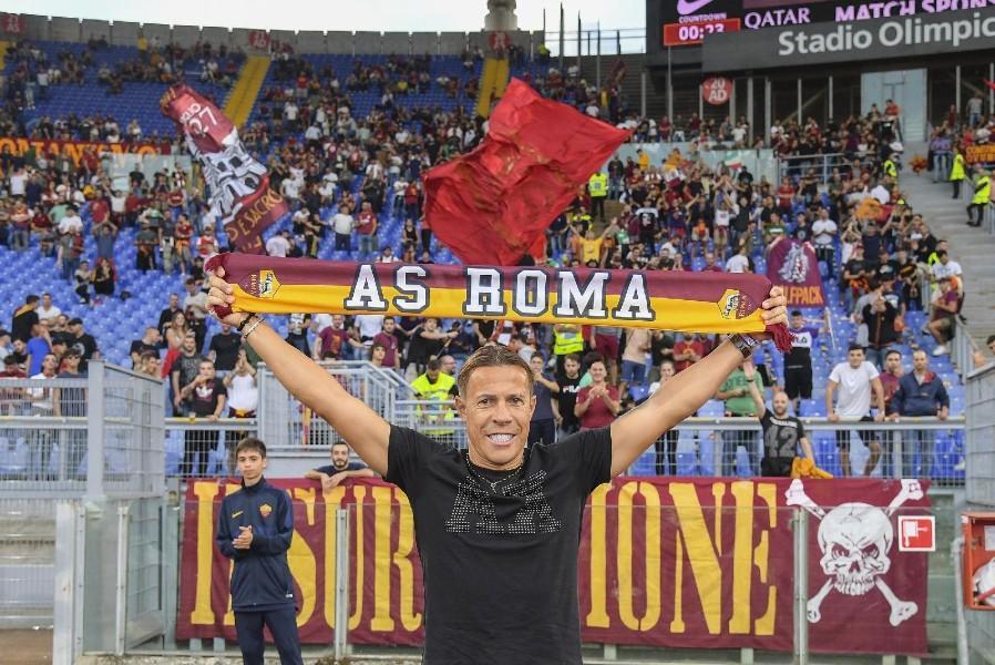 Rodrigo Taddei sotto la Curva Sud prima di Roma-Atalanta, di LaPresse