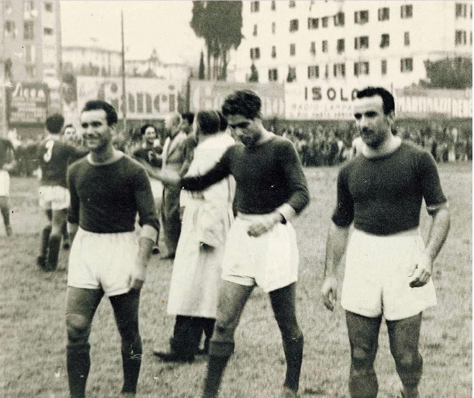 Amedeo Amadei, con Gianfranco Dell'Innocenti (al centro) e Paolo Jacobini - qui al traguardo della sua centesima presenza nella massima divisione con la maglia giallorossa - al termine dell'incontro Genoa-Roma 2-4, sedicesima giornata della Serie A 1947/1