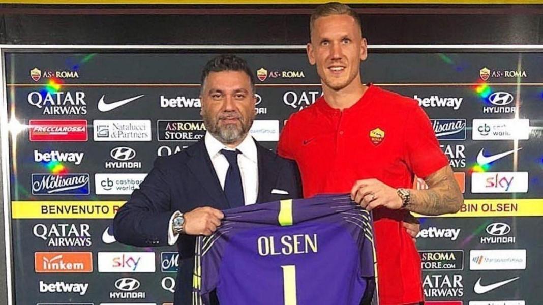 Hasan Çetinkaya e Robin Olsen durante la presentazione del portiere svedese