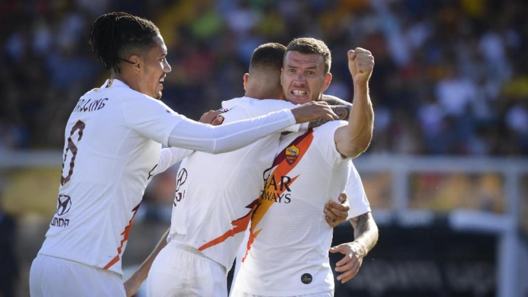 Edin Dzeko esulta per il gol a Lecce, di LaPresse