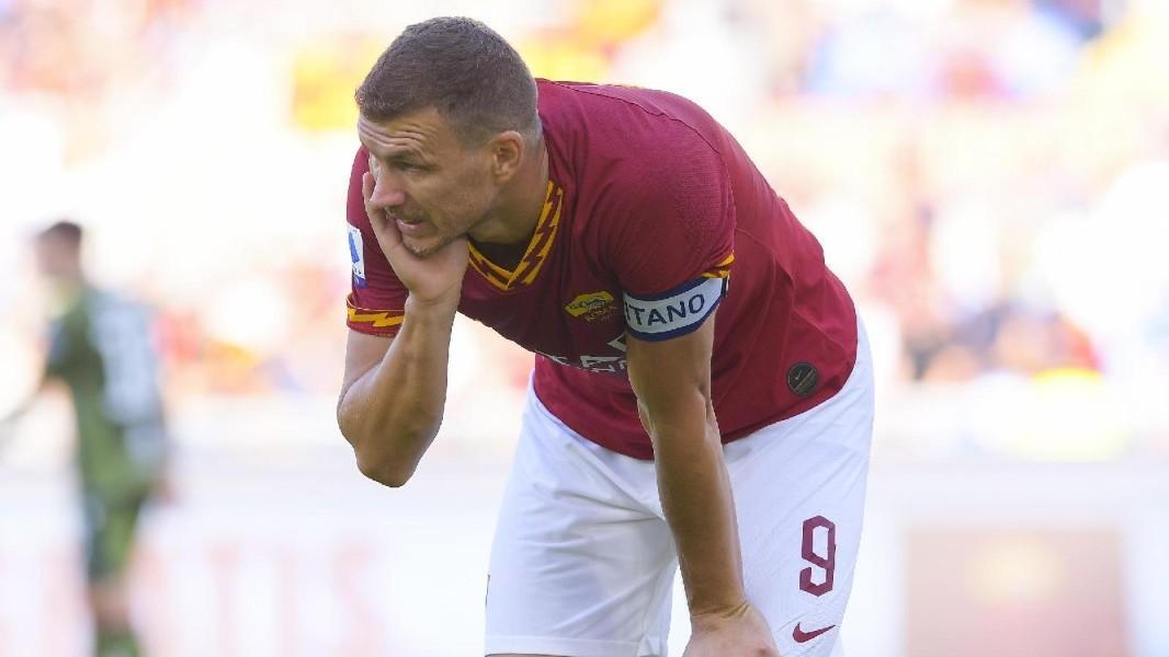 Edin Dzeko si tiene il volto durante Roma-Cagliari