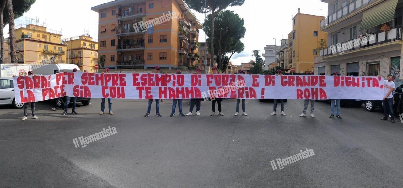 Uno degli striscioni esposti dai tifosi della Roma