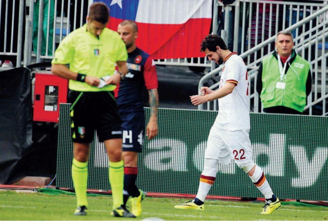 Davide Massa e Mattia Destro in Cagliari-Roma 1-3 del 6 aprile 2014: l’arbitro ammise la prova tv, che portò alla squalifica del centravanti (che aveva segnato 3 gol), di LaPresse