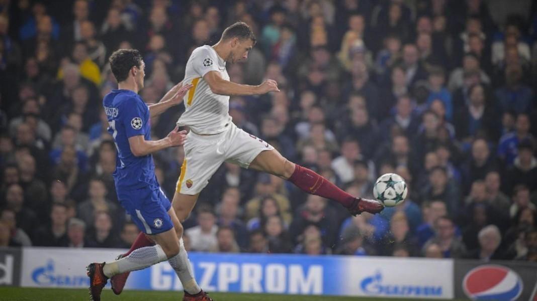 Il sinistro di Edin Dzeko contro il Chelsea, di LaPresse