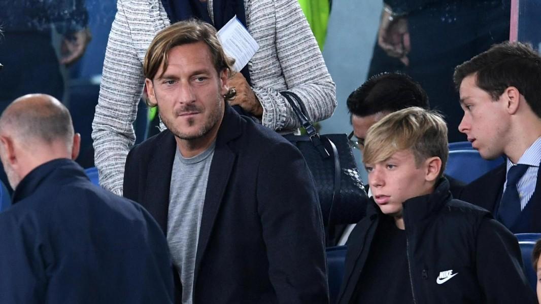 Francesco Totti in compagnia del figlio all'Olimpico per Italia-Grecia