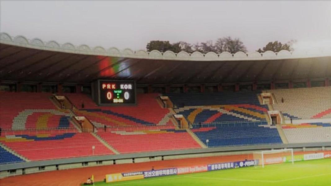 Lo stadio deserto di Pyongyang in cui si è giocato il derby tra le due Coree