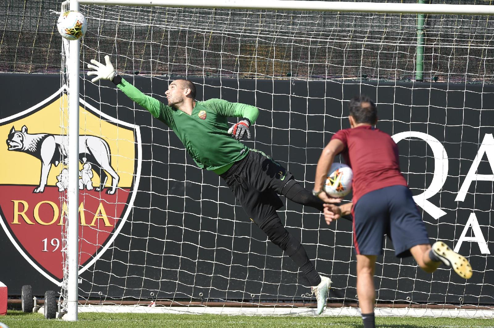 Il tuffo di Pau Lopez, di LaPresse