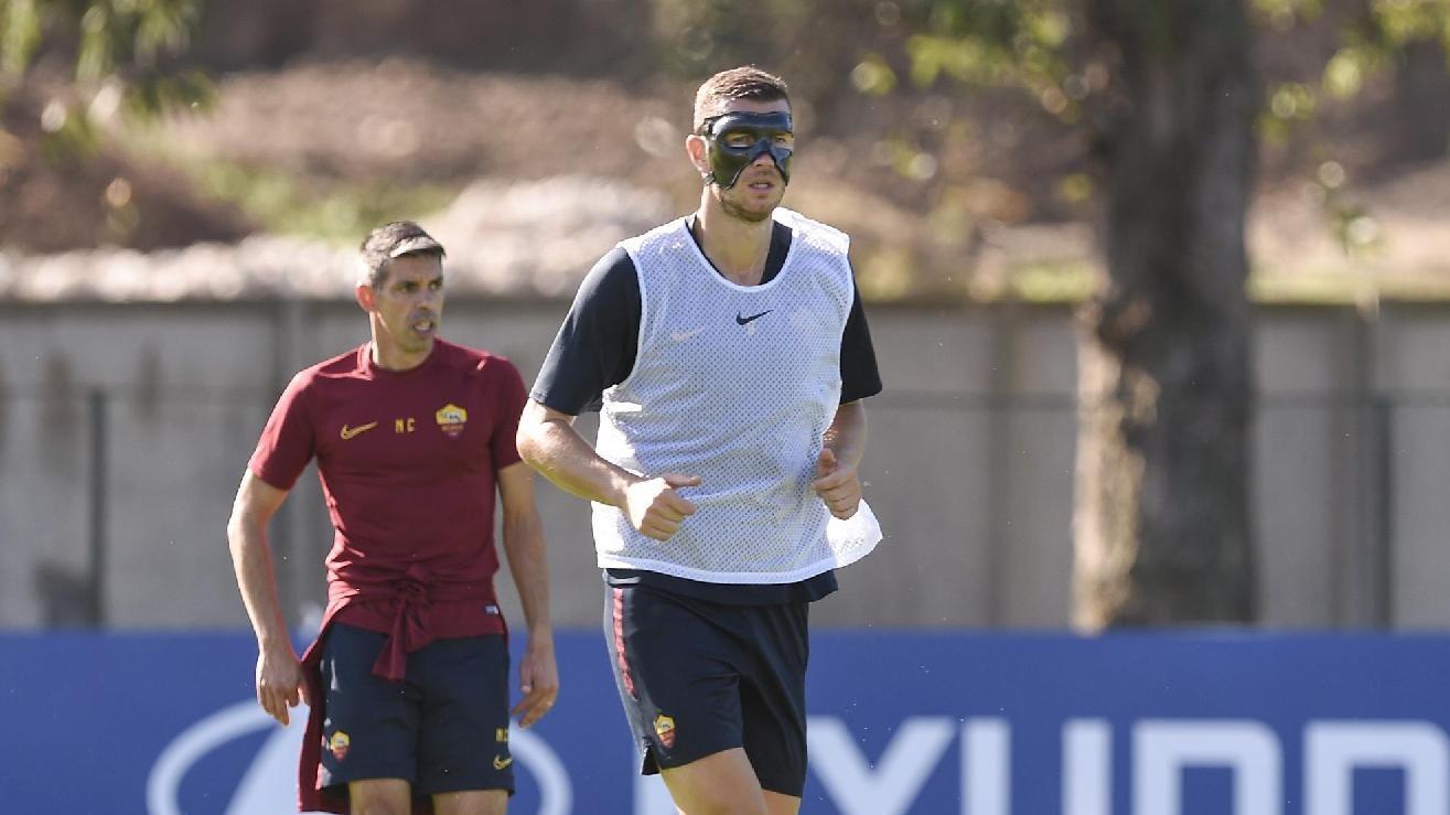 Edin Dzeko si è allenato anche oggi con la maschera protettiva