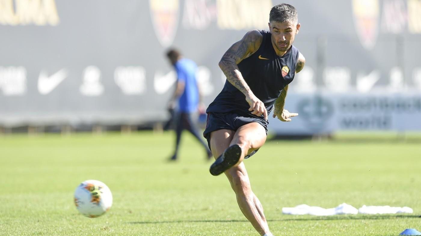 Un tiro di Kolarov durante l'allenamento, di LaPresse