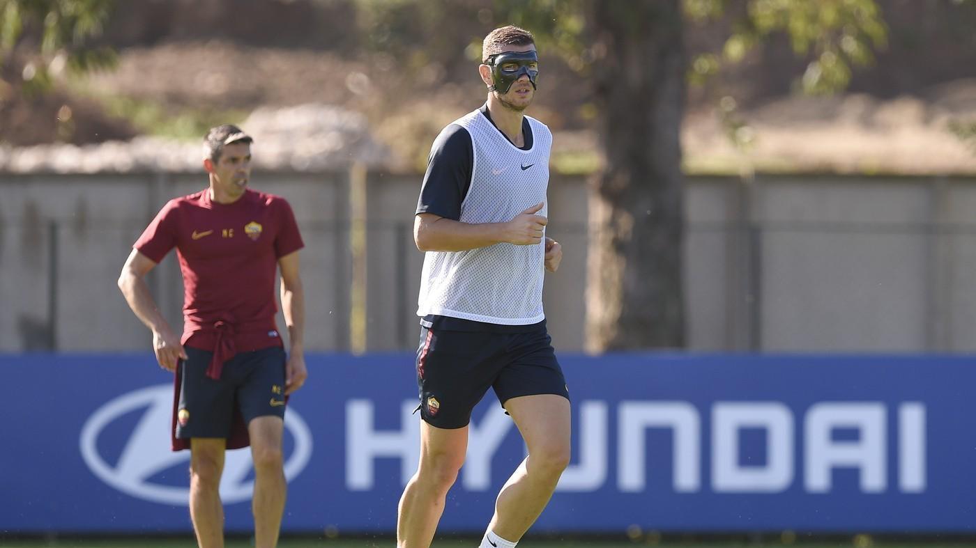 Dzeko con la mascherina a Trigoria, di LaPresse