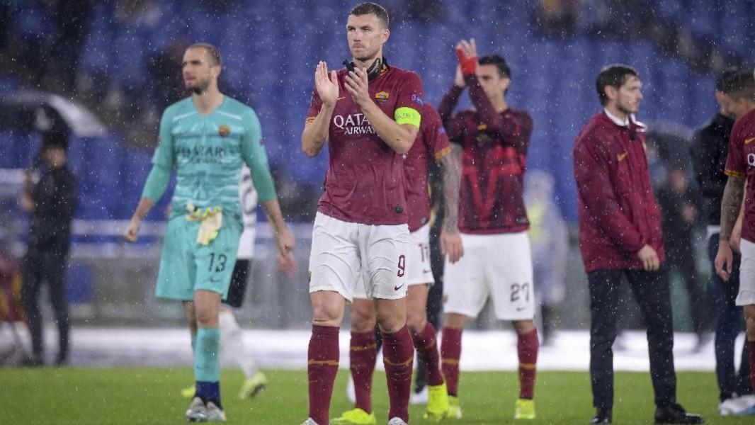 Edin Dzeko, Pau Lopez e il resto della squadra al termine di Roma-Borussia Mönchengladbach, di LaPresse