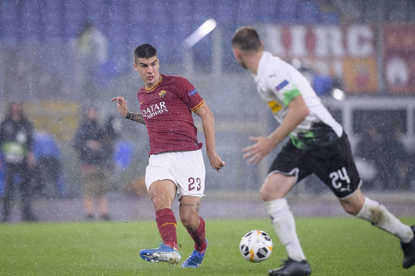 Gianluca Mancini contrastato da Jantschke, difensore centrale del Borussia Moenchengladbach, di LaPresse