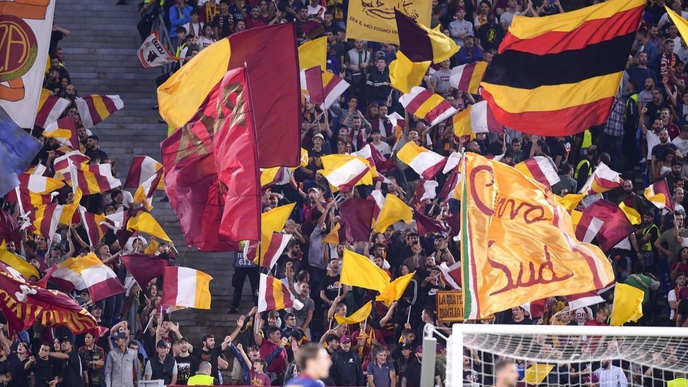 Vessilli e bandiere in Curva Sud, di LaPresse