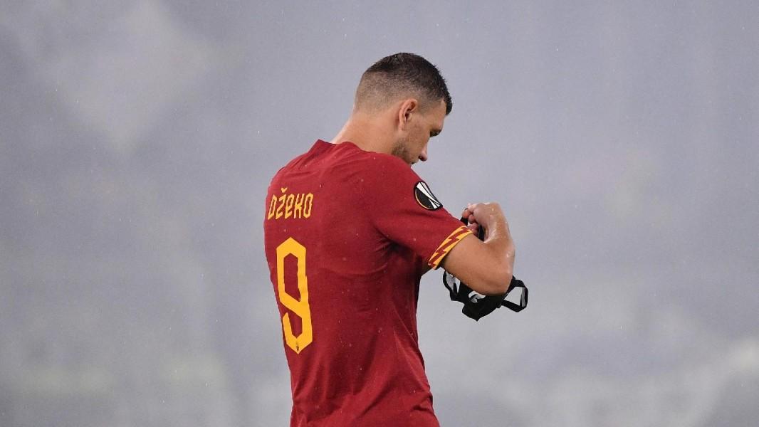 Edin Dzeko mentre indossa la maschera, di LaPresse