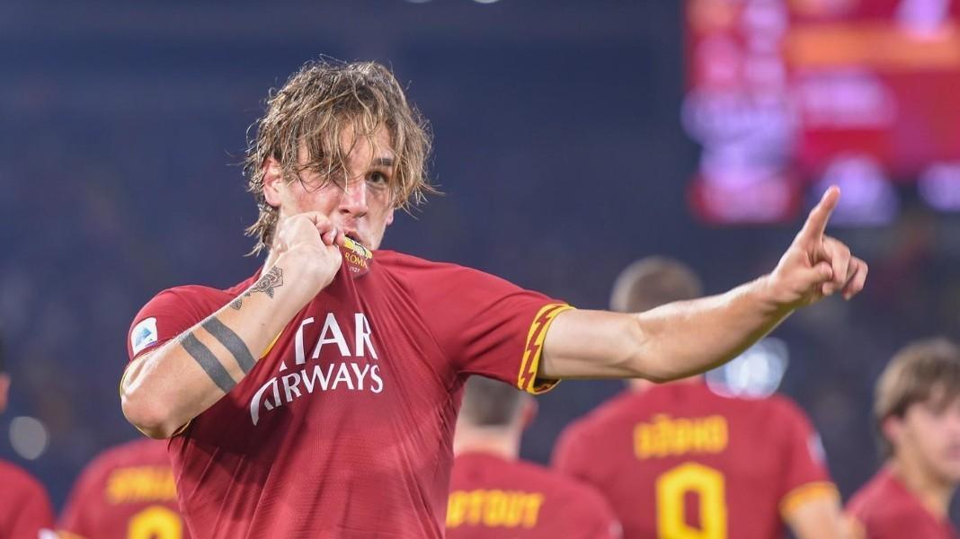 Nicolò Zaniolo e il bacio alla maglia dopo il gol con il Milan, di LaPresse